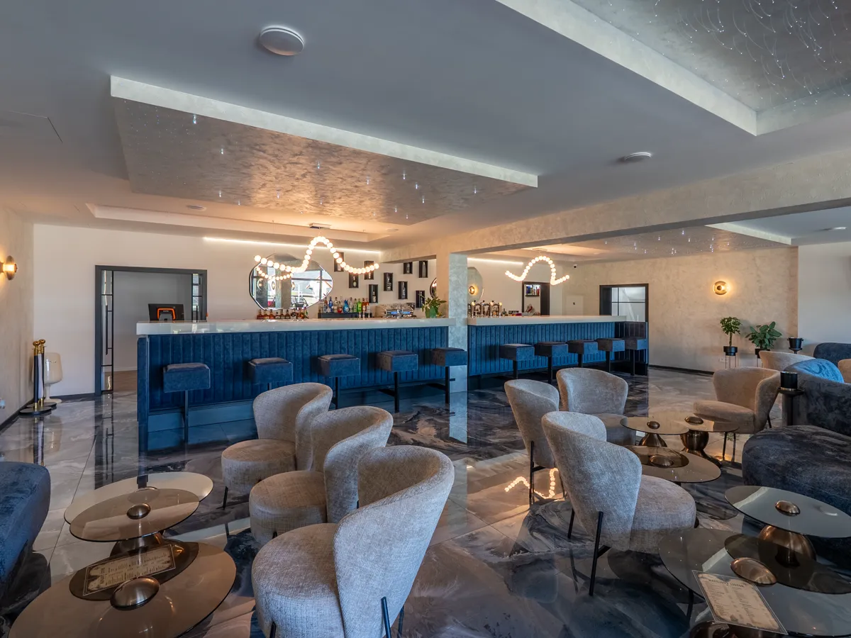 Celkový pohľad na bar a lounge sedenie